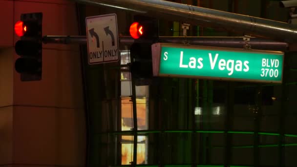 Fabulos Las Vegas, Günah Şehri 'nde trafik levhası parlıyor. Nevada 'daki Fremont caddesine giden yolda ikonik tabela var. Kumarhane parasının ve kumar alanındaki bahislerin sembolü. — Stok video