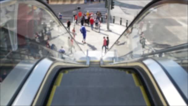 Perspective view thru escalator, defocused unrecognizable group of people on road intersection crosswalk on Strip of Las Vegas, USA. Anonymous blurred pedestrians on walkway in crowded urban downtown — Stock Video