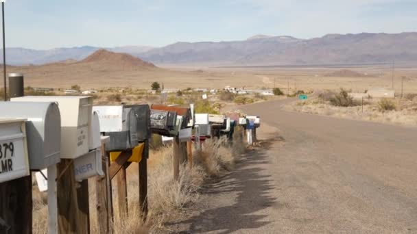 Række af vintage drop kasser på vejkryds, tørre Arisona ørken, USA. Postretro postkasser på vejsiden af turistrute 66. Adresse på gammeldags nostalgisk metal grunge postkasse på søjle – Stock-video