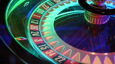 Fransa stili rulet masası Las Vegas, ABD 'de oynanan para için. Şans oyunu oynamak için siyah ve kırmızı sektörlü dönen çarklar. Rastgele algoritma, kumar ve bahis sembolü ile tehlikeli eğlence.
