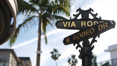 Dünyaca ünlü Rodeo Drive sembolü, Crosstreet tabelası, Beverly Hills kavşağı. Turistik Los Angeles, Kaliforniya, ABD. Zengin zengin yaşam tüketiciliği, lüks markalar ve yüksek sınıf mağazalar konsepti