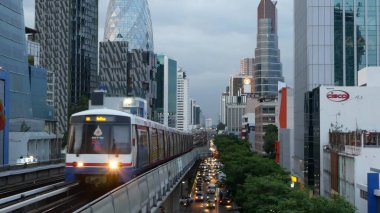 BANGKOK, THAILAND - 10 HAZİRAN, 2019: Bts Sky tren platformundan modern Asya şehrine bakış. Metro tren istasyonunda tren. Krungtep şehir merkezinde toplu taşıma. Asya 'da akşam trafiği