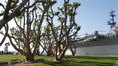 SAN DIEGO, CALIFORNIA USA - 23 Şubat 2020: Koşulsuz Teslimiyet Heykeli, USS Midway Müzesi. Donanma filosunun ve Japonya Günü 'ne karşı zaferin sembolü. Denizci bir kadını öpüyor, 2. Dünya Savaşı anıtı heykeli..