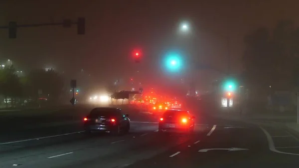 Vista California Usa 2020年1月24日 海上層 夜間の車道横断道路上の濃霧 6月グロム 霧の星雲悪天候 道路交差点で危険な低視認性 交通安全 — ストック写真