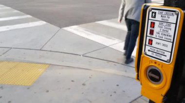 Yaya geçidinde trafik ışığı düğmesi, insanlar itmek ve beklemek zorunda. ABD 'de halkın güvenliği için trafik kuralları ve yönetmelikleri. Zebra caddesi San Diego, Kaliforniya 'da yol ayrımında kesişiyor.