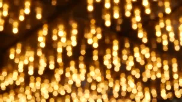 夜に輝く古いファッション電気ランプを控えめにしました。要約ぼやけたレトロなカジノの装飾が輝く、ラスベガスUSAのクローズアップ。照明されたヴィンテージスタイルの電球がフリーモント通りに輝く — ストック動画
