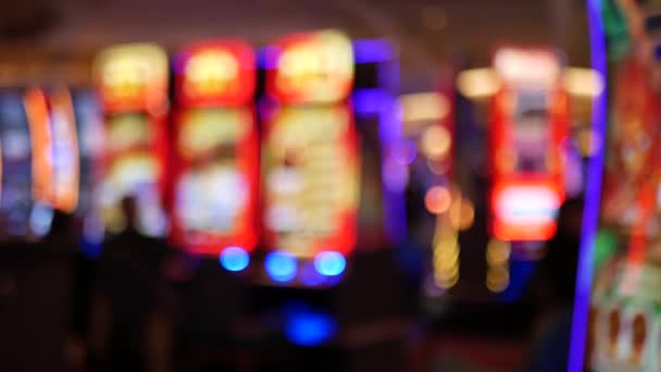 Oskärpa spelautomater glöd i kasino på fantastiska Las Vegas Strip, USA. Suddig speljackpott slots på hotellet nära Fremont Street. Upplyst neon frukt maskin för riskpengar spelar och vadslagning — Stockvideo