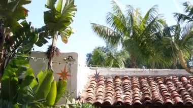 Meksika sömürgesi tarzı banliyö, İspanyol evi dışı, yeşil yemyeşil yemyeşil bahçe, San Diego, Kaliforniya ABD. Akdeniz terasotta seramik kil kiremit çatıda. Kırsal ispanyolca döşeli çatı. Kırsal ayrıntı