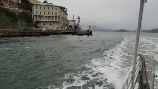 Isla de Alcatraz en la Bahía de San Francisco, California, EE.UU. Prisión federal para gángsteres en roca, tiempo brumoso. Cárcel histórico, acantilado en el nublado puerto nublado. Cárcel para castigo y prisión por delito — Vídeo de stock