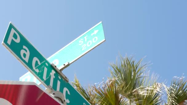 Pacific street road sign on crossroad, route 101 tourist destination, California, USA. Nápis na křižovatce, symbol letního cestování a dovolené.Nápis ve městě poblíž Los Angeles — Stock video