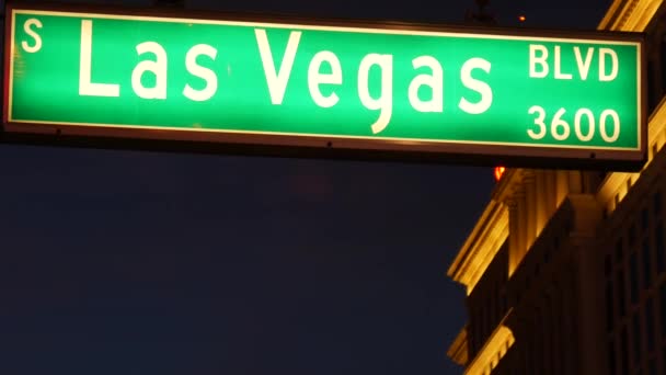 Fabulos Las Vegas, πινακίδα που λάμπει στη λωρίδα στην πόλη αμαρτία των ΗΠΑ. Εικονική πινακίδα στο δρόμο για την οδό Φρίμοντ στη Νεβάδα. Φωτισμένο σύμβολο του παιχνιδιού χρημάτων χαρτοπαικτικών λεσχών και των στοιχημάτων στην περιοχή τυχερών παιχνιδιών — Αρχείο Βίντεο