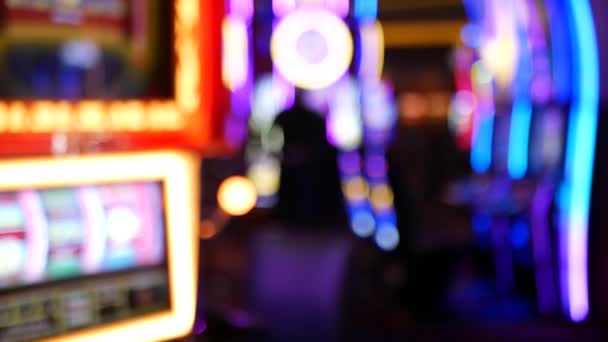 Розбиті ігрові автомати світяться в казино на приголомшливій Лас - Вегас Стріп, США. Засмучені азартні джекпоти в готелі біля вулиці Фрімонта. Освітлена неонова фруктова машина ризикує грошима, граючи в азартні ігри та ставлячи ставки. — стокове відео