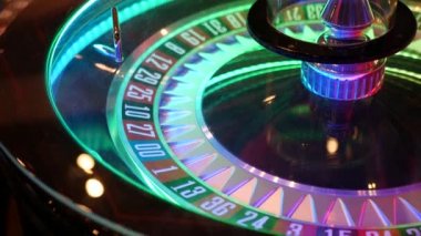 Fransa stili rulet masası Las Vegas, ABD 'de oynanan para için. Şans oyunu oynamak için siyah ve kırmızı sektörlü dönen çarklar. Rastgele algoritma, kumar ve bahis sembolü ile tehlikeli eğlence