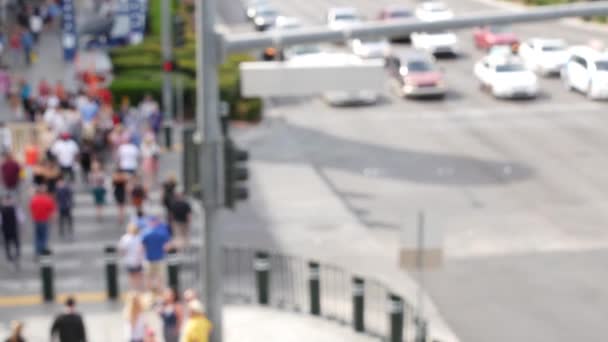 Defokussierte Menschenmenge, Straßenkreuzung auf dem Strip von Las Vegas, USA. Unbekannte haben Fußgänger auf dem Gehweg in der belebten Innenstadt belästigt. Amerikanische Staatsbürger in Sündenstadt nicht wiederzuerkennen — Stockvideo