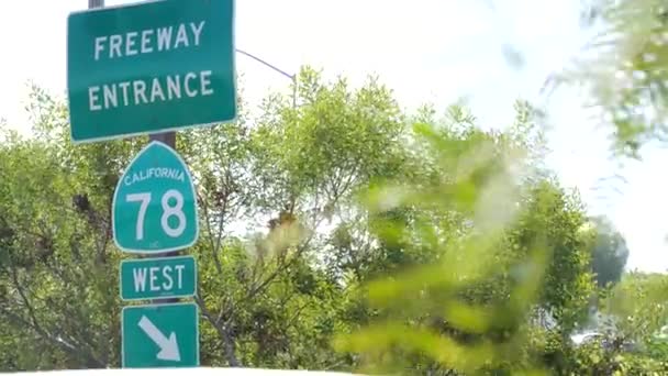 Señal de entrada a la autopista en cruce de intercambio en el condado de San Diego, California, EE.UU. Ruta Estatal carretera 78 placa de señalización. Símbolo del viaje por carretera, el transporte y las normas y reglamentos de seguridad vial — Vídeos de Stock