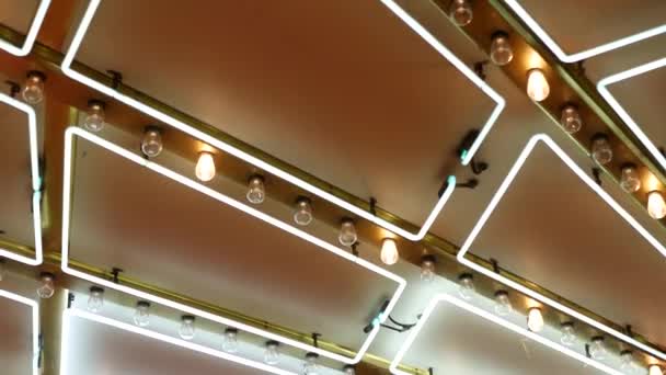 Vieilles lampes électriques télécopiées clignotant et luisant la nuit. Résumé en gros plan de la décoration rétro casino chatoyant à Las Vegas, États-Unis. Ampoules lumineuses de style vintage scintillant sur la rue Freemont — Video