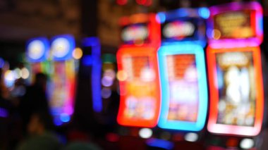 Las Vegas Bulvarı, ABD 'de kumarhanede çözülmüş kumar makineleri parlıyor. Fremont caddesi yakınlarındaki bir otelde kumarda büyük ikramiye oynamış. Riskli para oynamak ve bahis oynamak için aydınlatılmış neon meyve makinesi.
