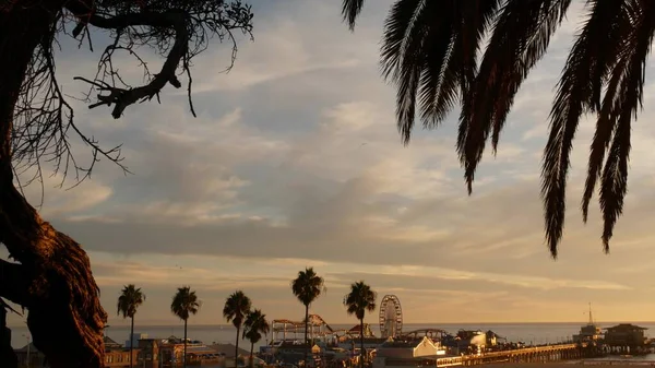 经典的摩天轮 圣莫妮卡太平洋海滨度假胜地码头上的游乐园 夏季加州美学 标志性的观点 象征洛杉矶 美国加州 夕阳西下的金色天空和景点 — 图库照片