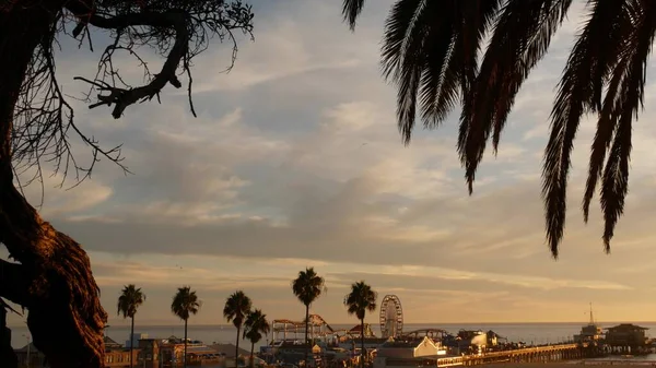 Klasszikus Óriáskerék Vidámpark Santa Monica Mólón Óceánparti Üdülőhely Nyári Kaliforniai — Stock Fotó