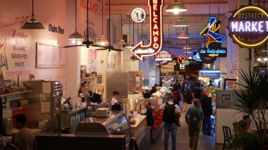 LOS ANGELES, CALIFORNIA, ABD - 27 OCT 2019: Işıldayan neon levhaları çeşitliliğine sahip Grand Central market sokak lokantaları. Yemek sahasındaki çok ırklı insanlar. Vatandaşlar Los Angeles 'ta fast food yiyor..