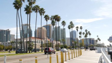 SAN DIEGO, CALIFORNIA USA - 30 HAZİRAN 2020: Şehir merkezindeki şehir merkezi. Gaslamp Quarter 'ın şehir silueti. Büyük şehir manzarası, Pasifik limanı, palmiye ağaçları. Arabalar yolda gidiyor..