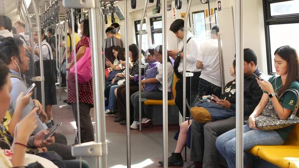 Bangkok Thailandia Luglio 2019 Passeggeri Asiatici Treno Con Smartphone Thai — Foto Stock