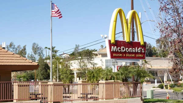 Vista California Usa Feb 2020 Firma Logo Mcdonalds Bandiera Americana — Foto Stock