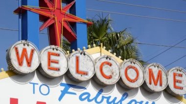 Amerika 'nın kumarhane turizm merkezindeki Las Vegas retro-neon tabelasına hoş geldiniz. Kumarhanenin sembolü olarak klasik pankart, şans oyunları, para oyunları ve risk bahisleri. Tabeladaki harfler