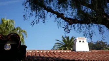 Meksika sömürgesi tarzı banliyö, İspanyol evi dışı, yeşil yemyeşil yemyeşil bahçe, San Diego, Kaliforniya ABD. Akdeniz terasotta seramik kil kiremit çatıda. Kırsal ispanyolca döşeli çatı. Kırsal ayrıntı