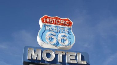 Tarihi güzergah 66 'daki motelin retro tabelası Amerika' nın klasik yol gezisi sembolü. Arizona çölünde ikonik pano. Eski moda neon tabela. Klasik turist simgesi.