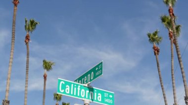 Kaliforniya sokak tabelası kavşakta. Kesişme noktasındaki harf, yaz seyahatlerinin ve tatillerin sembolü. ABD turizm merkezi. Los Angeles yakınlarında 101. güzergah.