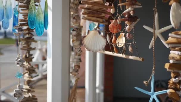 航海风格悬挂贝壳装饰,海滨蓝色木制度假别墅,太平洋海岸,加利福尼亚,美国.在微风中，海滨房屋的海洋粉刷室内装饰。夏季海风审美 — 图库视频影像