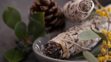 Kurutulmuş beyaz adaçayı lekesi, gevşeme ve aromaterapi. Psişik okült ayin, bitkisel şifa, yoga ya da aura temizliği sırasında lekeler. Esrarengiz ayinler ve fal bakımı için temel tütsü