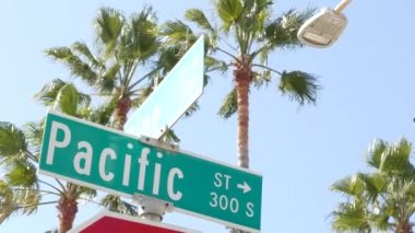 Pasifik Caddesi kavşağındaki yol tabelası, 101 numaralı güzergah, Kaliforniya, ABD. Kesişme noktasındaki mektup, yaz seyahatlerinin ve tatillerin sembolü. Los Angeles yakınlarındaki kentte tabela.
