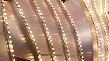Eski moda elektrik lambaları geceleri yanıp sönüyor. Las Vegas, ABD 'de parıldayan eski kumarhane dekorasyonunun soyut yakın çekimi. Freemont caddesinde parıldayan eski tip ampuller.