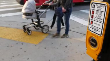 Yaya geçidinde trafik ışığı düğmesi, insanlar itmek ve beklemek zorunda. ABD 'de halkın güvenliği için trafik kuralları ve yönetmelikleri. Zebra caddesi San Diego, Kaliforniya 'da yol ayrımında kesişiyor.