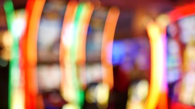 Las Vegas Bulvarı, ABD 'de kumarhanede çözülmüş kumar makineleri parlıyor. Fremont caddesi yakınlarındaki bir otelde kumarda büyük ikramiye oynamış. Riskli para oynamak ve bahis oynamak için aydınlatılmış neon meyve makinesi
