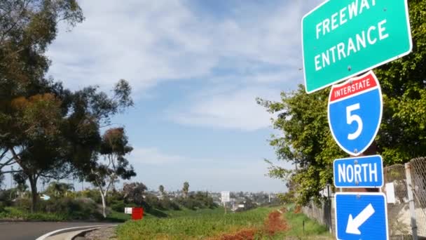 Wejście do autostrady, znak informacyjny na skrzyżowaniu w USA. Droga do Los Angeles w Kalifornii. Autostrada międzystanowa 5 drogowskaz jako symbol podróży, transportu i bezpieczeństwa ruchu drogowego zasady i przepisy — Wideo stockowe