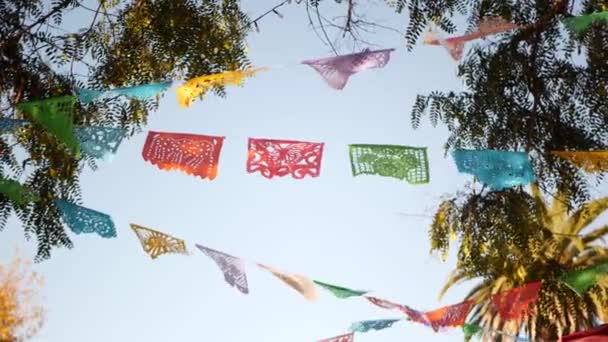 Πολύχρωμο μεξικάνικο διάτρητο papel picado banner, φεστιβάλ πολύχρωμο γιρλάντα χαρτιού. Πολύχρωμες ισπανικές λαϊκές σκαλισμένες σημαίες ιστού, γιορτές ή καρναβάλι. Αυθεντική διακόσμηση γιορτής στη Λατινική Αμερική — Αρχείο Βίντεο