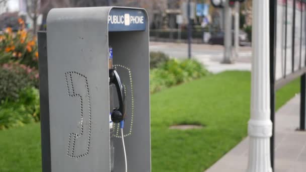 Retro muntgestuurde telefooncentrale voor noodoproep op straat, Californië, USA. Publieke analoge telefooncel. Verouderde technologie voor verbinding en telecommunicatie. Mobiele handset op doos — Stockvideo