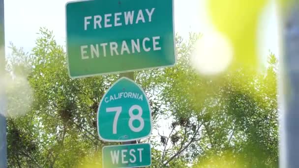 Autostrada wjazdowa na skrzyżowaniu skrzyżowań w San Diego County, Kalifornia USA. Droga stanowa 78 tablice drogowe. Symbol zasad i przepisów dotyczących podróży, transportu i bezpieczeństwa ruchu drogowego — Wideo stockowe