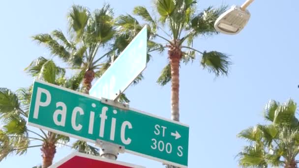 Znak drogowy Pacific Street na skrzyżowaniu, trasa 101 turystycznym, Kalifornia, USA. Litery na skrzyżowaniu drogowskazów, symbol letnich podróży i wakacji.Podpis w mieście w pobliżu Los Angeles — Wideo stockowe