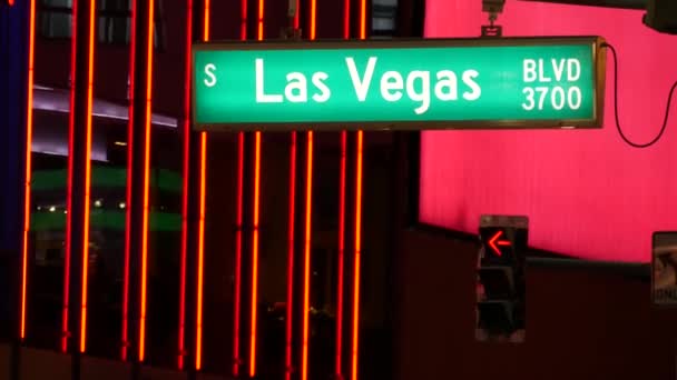 Фабула Лас-Вегас, дорожный знак на The Strip в греховном городе США. Иконическая вывеска на дороге к улице Фримонт в Неваде. Иллюминированный символ игры на деньги казино и ставок в игровой зоне — стоковое видео