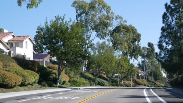 Suburb immobilier, propriété dans quartier résidentiel, comté de San Diego, Californie États-Unis. Quartier de banlieue typique déconcentré. Maisons unifamiliales isolées, immobilier coûteux. Rangée de maisons classiques — Video