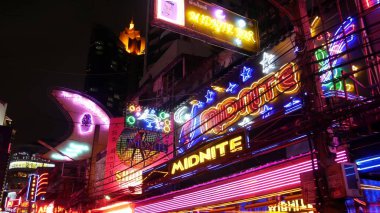 BANGKOK, THAILAND, 13 HAZİRAN 2019: soi Kovboy caddesinde parlayan parlak neon tabelalar. Erotik Red Light bölgesinde gece hayatı. Aydınlatılmış bar ve yetişkin go-go-show kulübü. Gece hayatı turist eğlencesi.