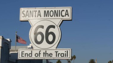 Santa Monica, LOS ANGELES, ABD - 28 OCT 2019: 66. tarihi güzergah, ünlü klasik Kaliforniya gezi sembolü. Pasifik Okyanusu kıyısındaki tatil köyünde. Lunaparkta mavi gökyüzüne karşı ikonik retro yol işareti.