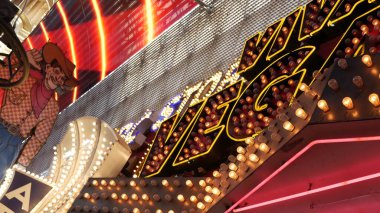 LAS VEGAS, NEVADA USA - 12 Aralık 2019: Kovboy Vegas Vic, eski neon ışığı parlayan, Günah Şehri Freemont Caddesi. Pioneer Club Kumarhanesi 'nin aydınlatılmış retro karşılama tabelası. Geceleyin klasik selamlama adamı.