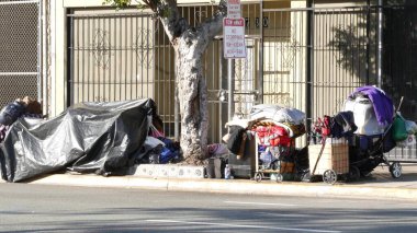 SAN DIEGO, CALIFORNIA USA - 4 HAZİRAN 2020: Yoldaki evsiz sokak insanları, yol kenarındaki kamyon. Los Angeles yakınlarındaki şehir merkezinde dilencilik sorunu. İşsiz dilenciler kaldırımlarda yaşar.