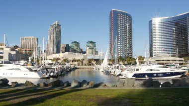 SAN DIEGO, CALIFORNIA USA - 13 Şubat 2020: USS Midway ve Kongre Merkezi yakınlarındaki Embarcadero marina Parkı. Marriott Oteli, Seaport Village yakınlarında. Lüks yatlar, şehir siluetinin gökdelenleri..
