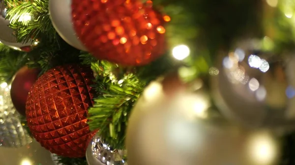 Gros Plan Sapin Noël Plein Air Décoré Avec Des Boules — Photo